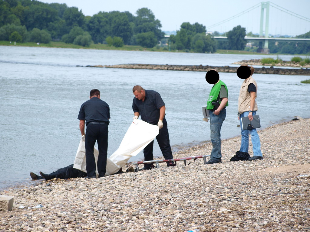 Wasserleiche angespuelt Koeln Deutz Rheinpark Hoehe Zoobruecke P22.JPG